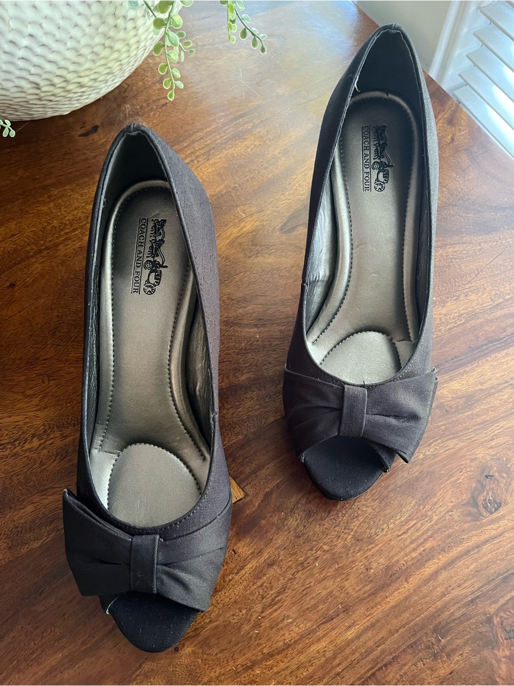 Vintage Coach and Four Black Textured Bow Peep Toe Heels Pumps - Size 9.5